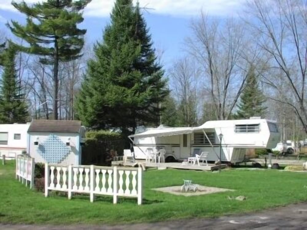 Trailer, 1 Bedroom, Kitchenette photo 3