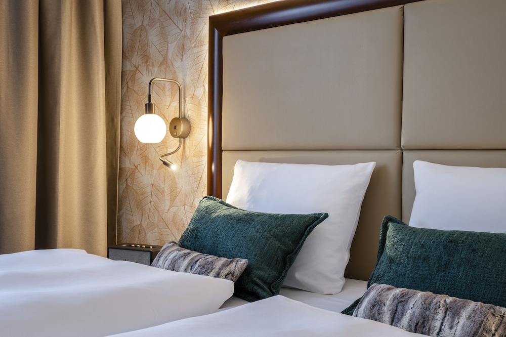 Deluxe Room, 1 King Bed - Photo 2