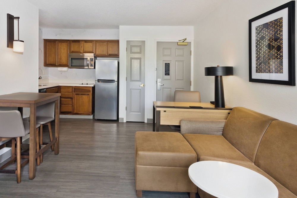 Suite, 1 Bedroom - Photo 3