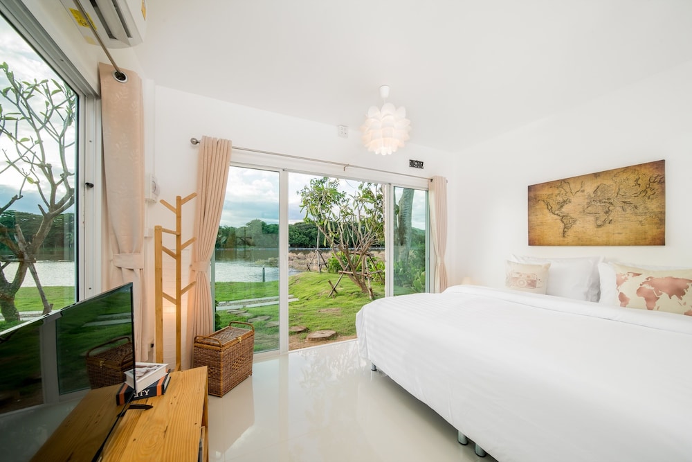 Riverfront Villa with Upper Deck Dome - Photo 16