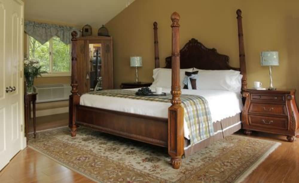 Luxury Suite, 1 King Bed, Private Bathroom (Regal Suite - 1st Floor) photo 1