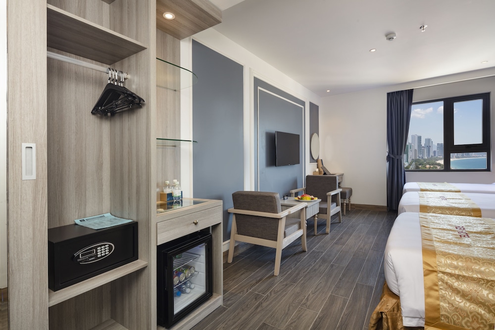 Deluxe Triple Room, City View - Photo 2