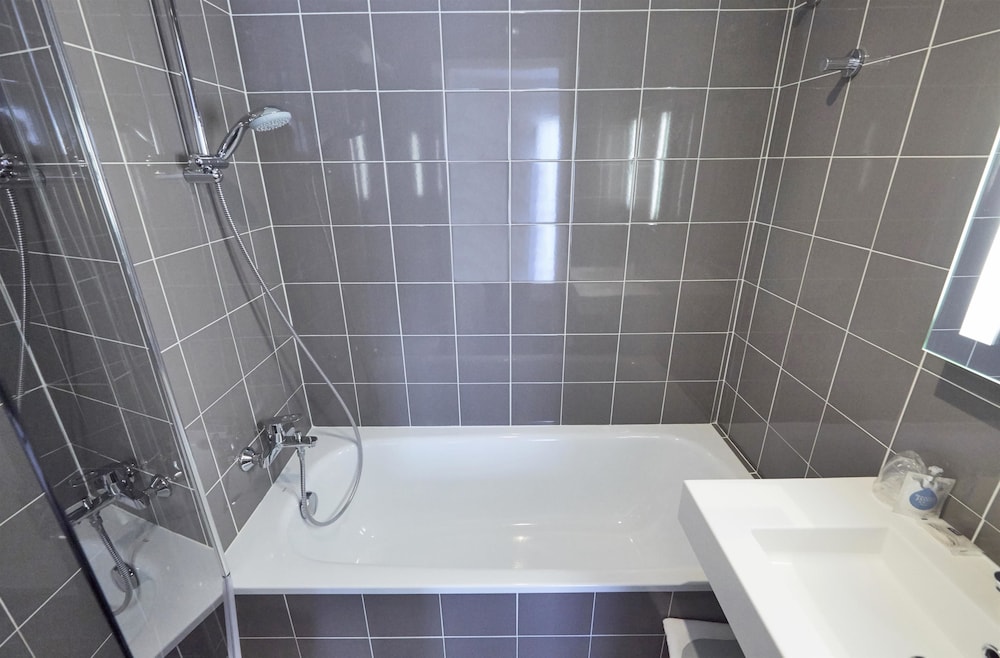 Triple Room with 1 Double Bed and 1 Single Bed - Photo 2