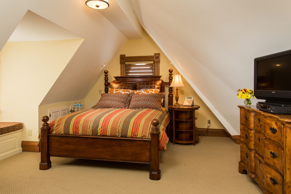 Flat Top (1 Queen Bed)