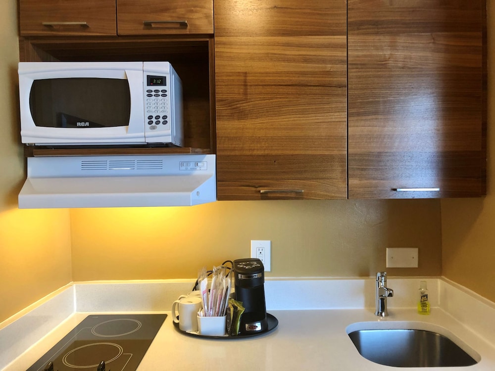 Standard Room, 1 King Bed, Non Smoking, Microwave - Photo 2