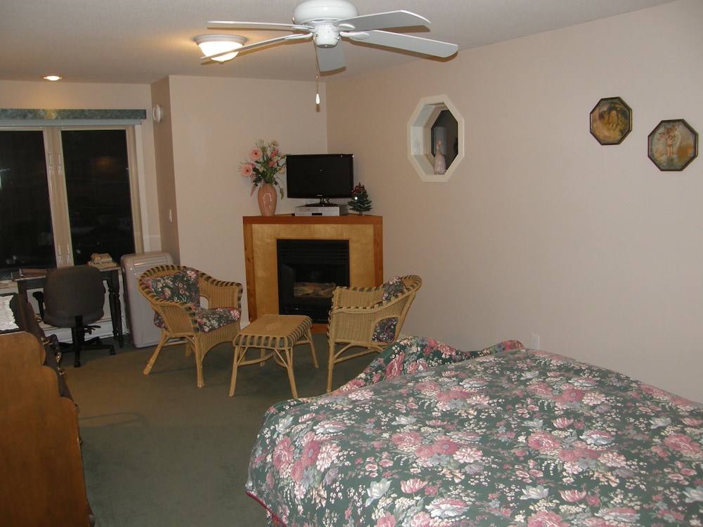 Queen Room photo 2