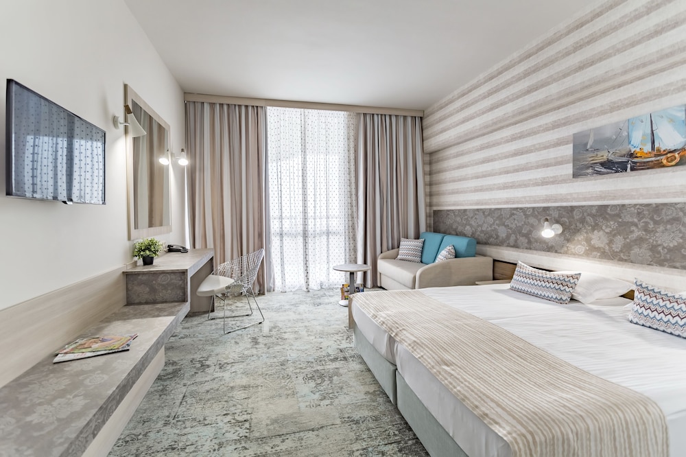 Deluxe Double Room, Partial Sea View (Beach Offer)
