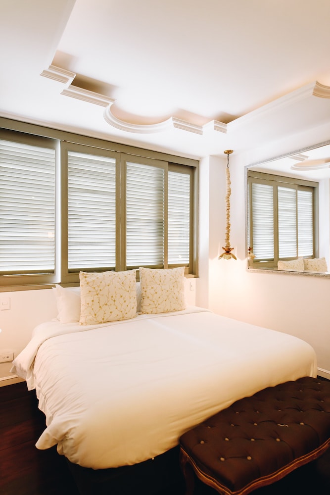 Classic Suite, 1 Queen Bed with Sofa bed photo 2