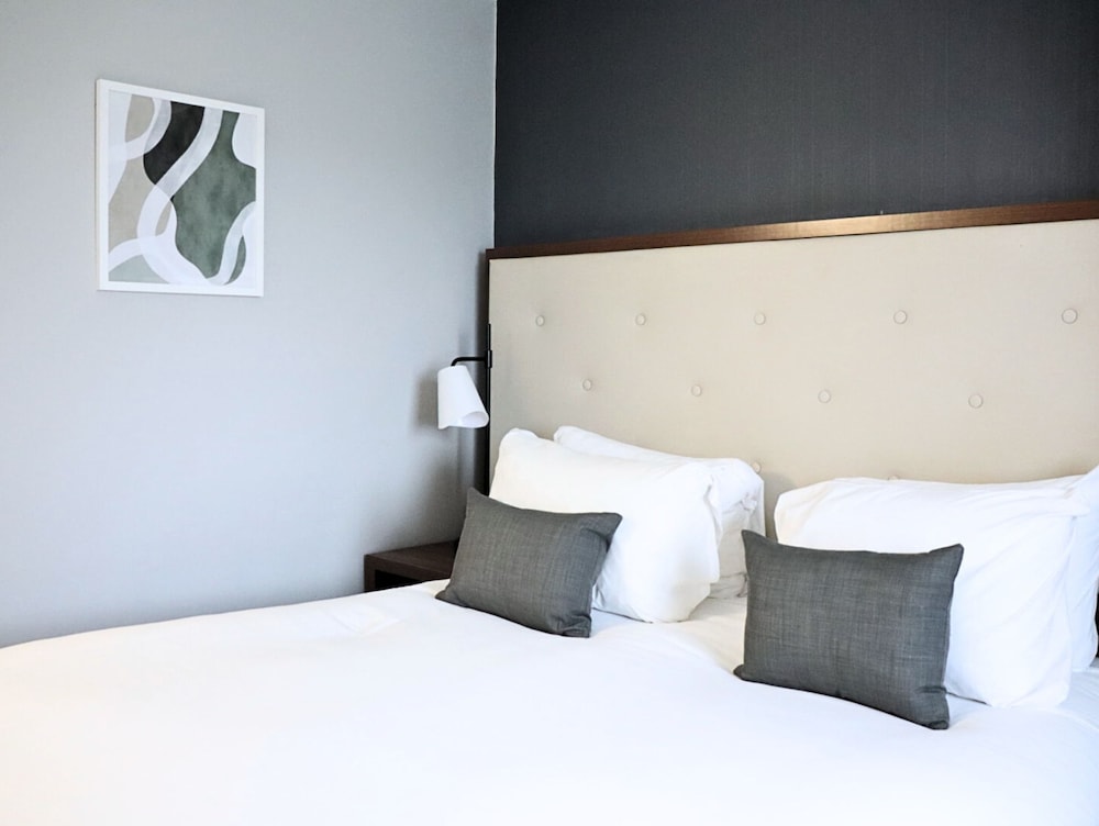Premium Room, 1 King Bed - Photo 6