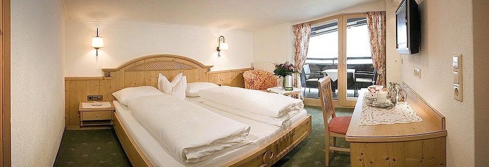 Double Room, Balcony, Mountain View photo 2
