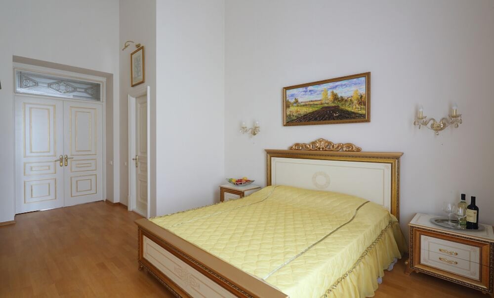Basic Double Room, 1 Queen Bed, Shared Bathroom (№3-4) photo 1