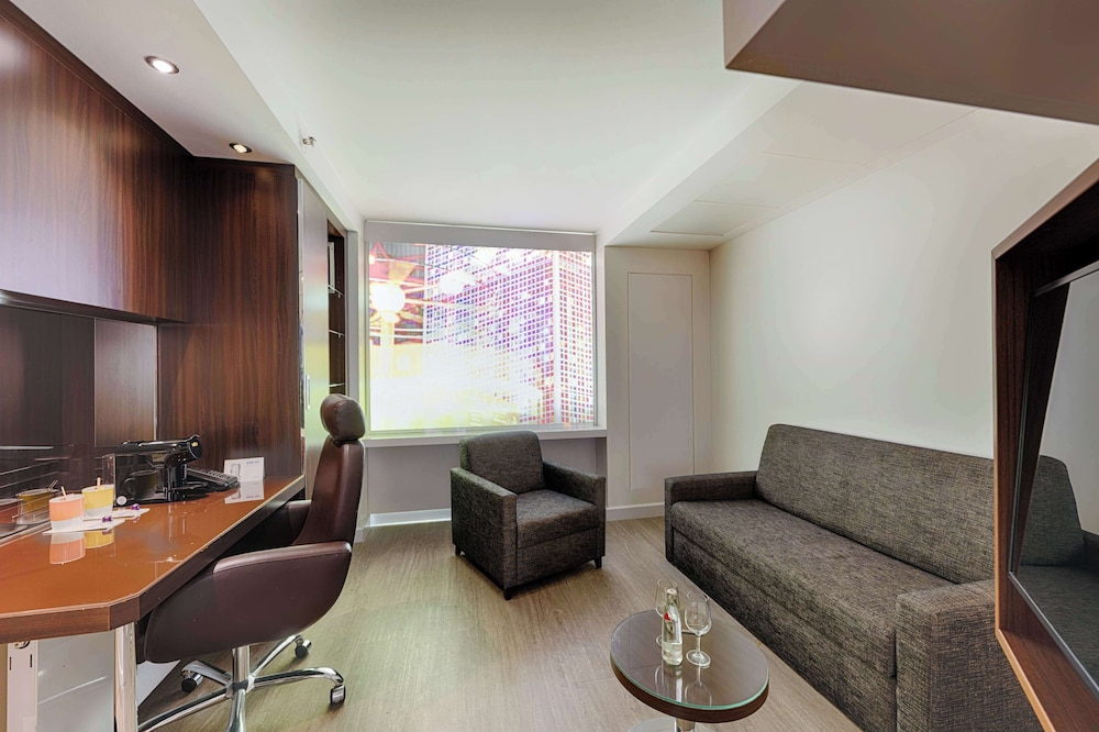 Studio Suite (Colour), windowless