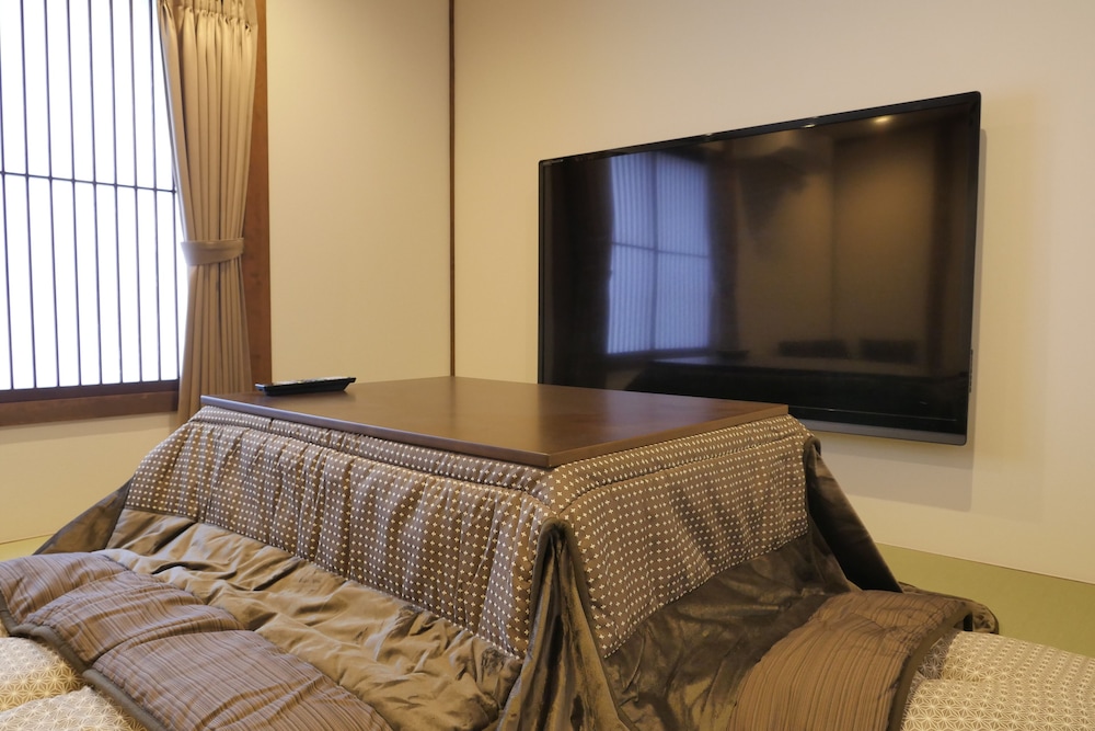 Family Apartment, Multiple Beds (401-402)