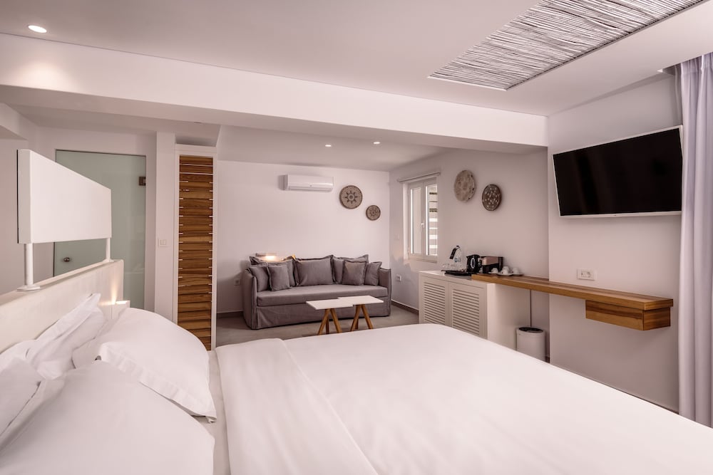 Sunset Suite, Sea View with Outdoor Jacuzzi photo 2