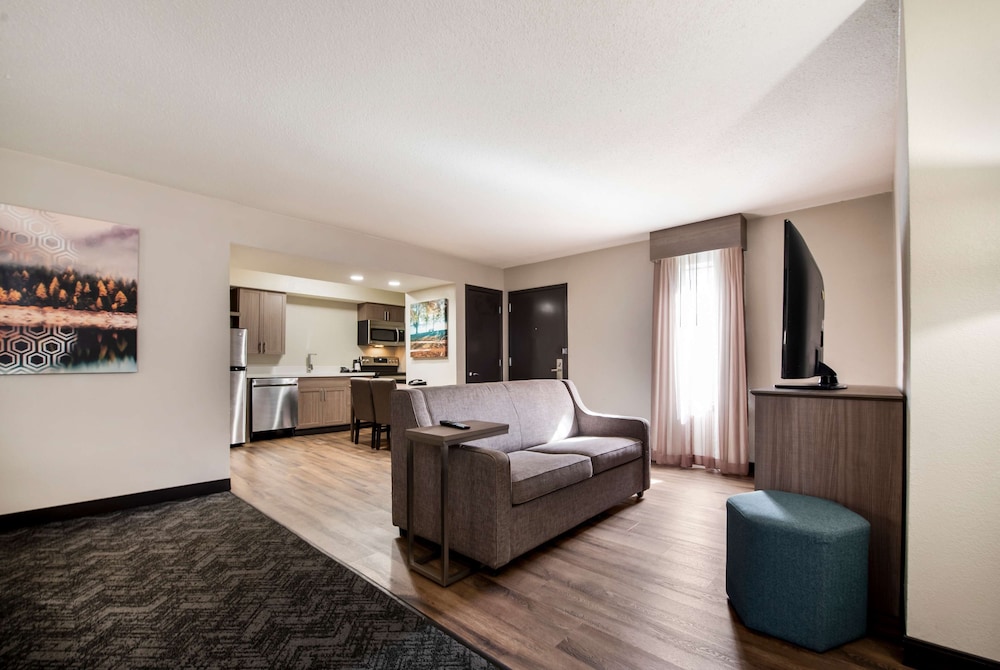 Suite, 2 Queen Beds, Non Smoking, Kitchen (Shower Only;with Sofabed) - Photo 3
