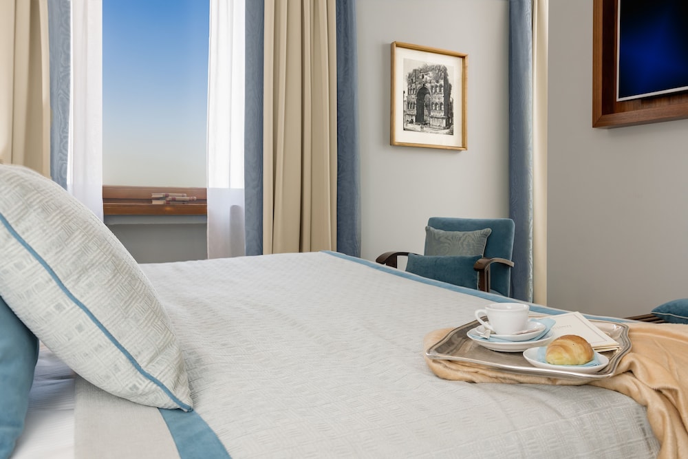 Deluxe Premium Room thumbnail 6