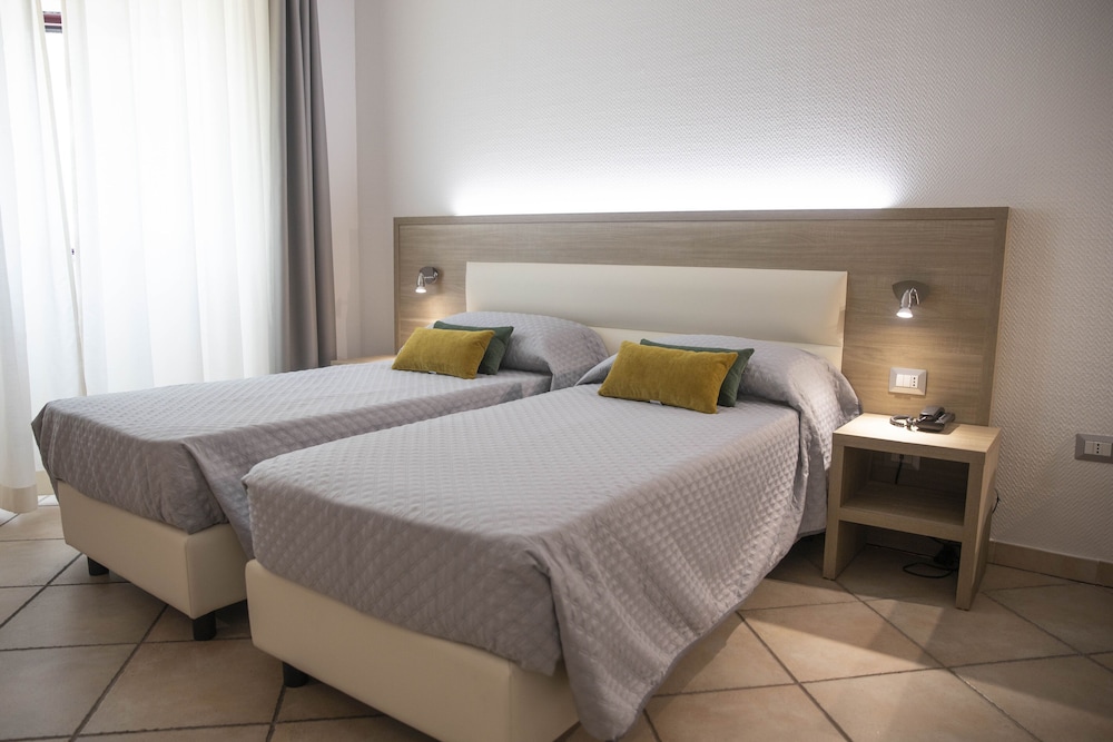 Business Twin Room, 2 Twin Beds - Photo 1