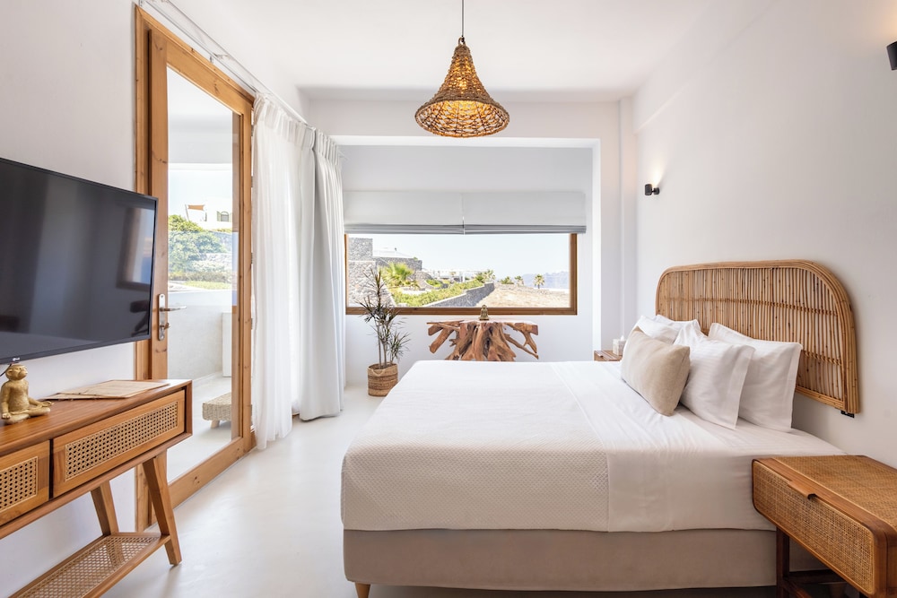 Deluxe Suite with Hot Tub and Caldera View