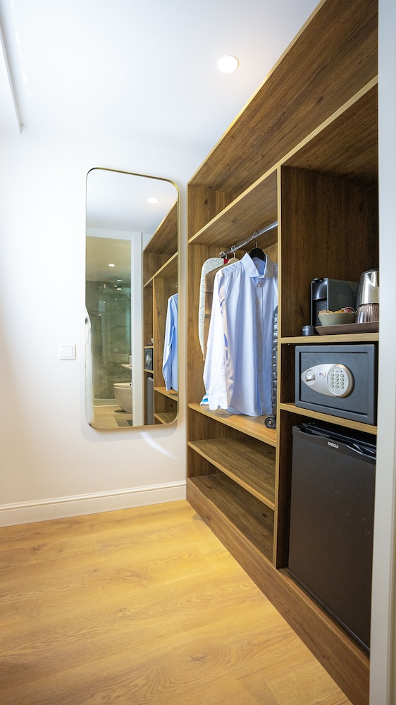 Deluxe Room, 1 Queen Bed, Balcony, City View photo 3