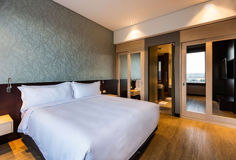 Suite, 1 King Bed - Photo 5