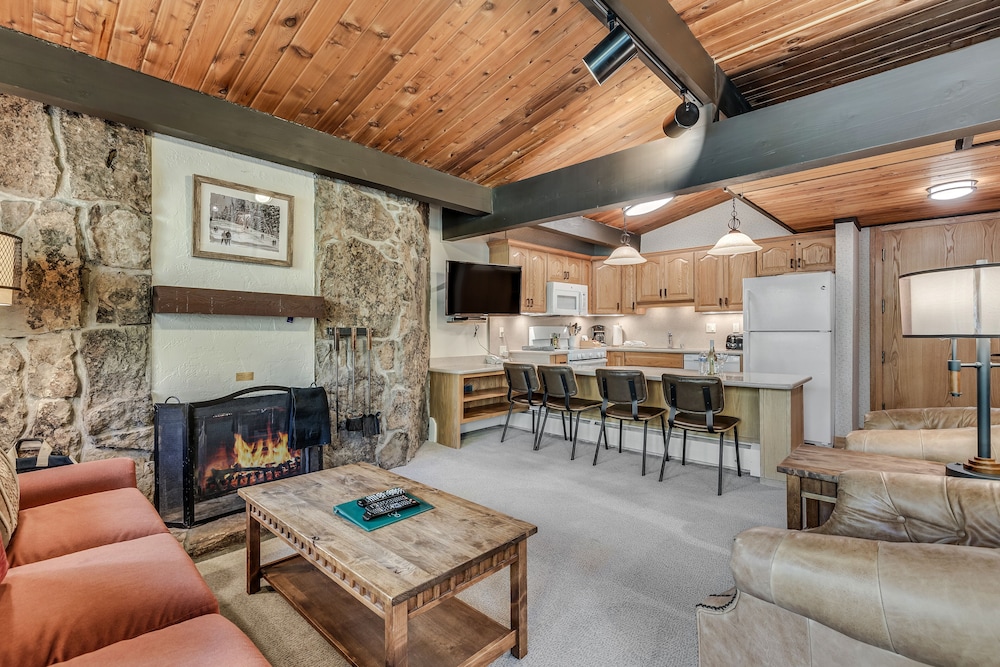 Premier Studio (Unit 209)