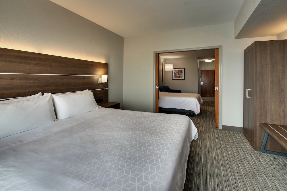 Suite, 1 Bedroom - Photo 2