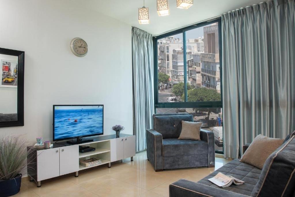 One-Bedroom Suite with Balcony - Photo 3