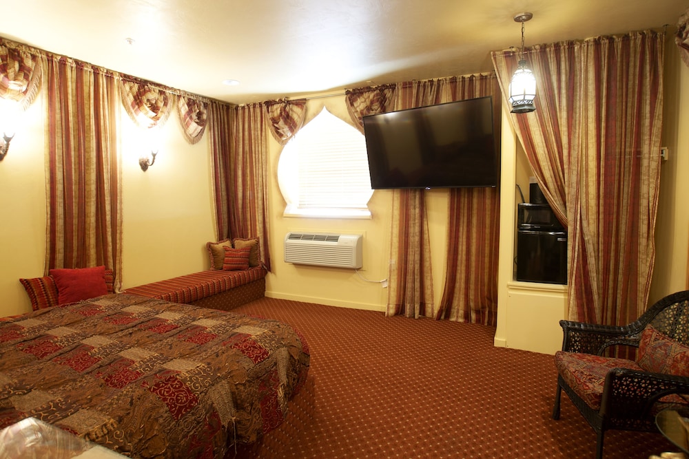 Suite, 1 King Bed (Arabia Theme) photo 3