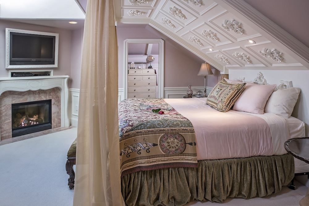 Honeymoon Suite, 1 King Bed, Jetted Tub, River View (English Tudor Decor) photo 1