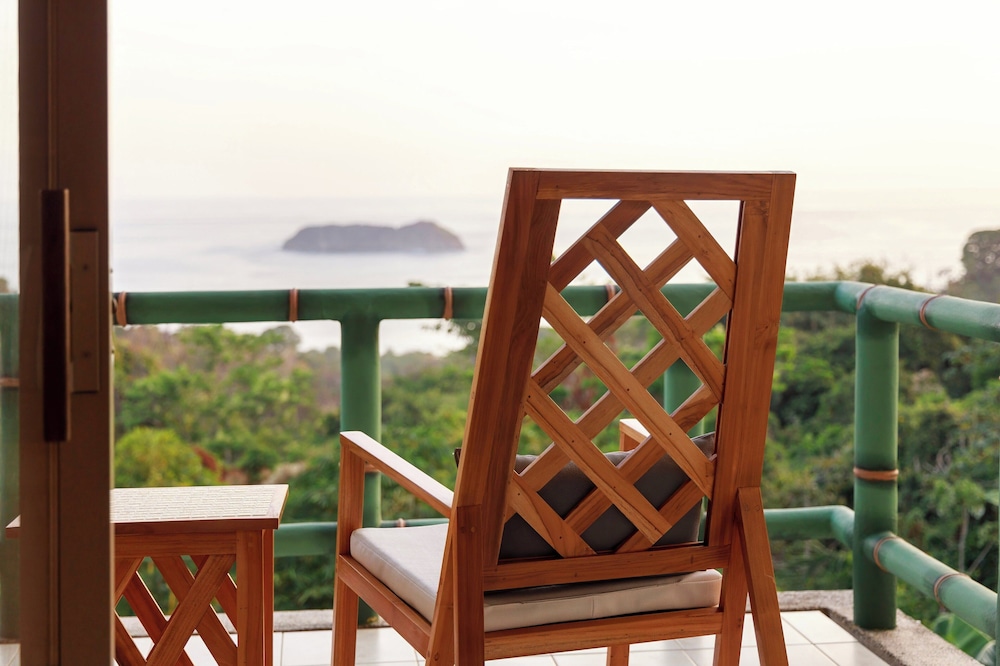 Honeymoon Suite, 1 King Bed, Bathtub, Sea View - Photo 5
