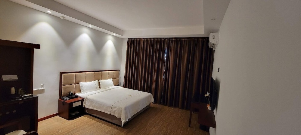 Handicap King Room, 2 Double Beds, Garden View (Extra Bed Available) photo 1