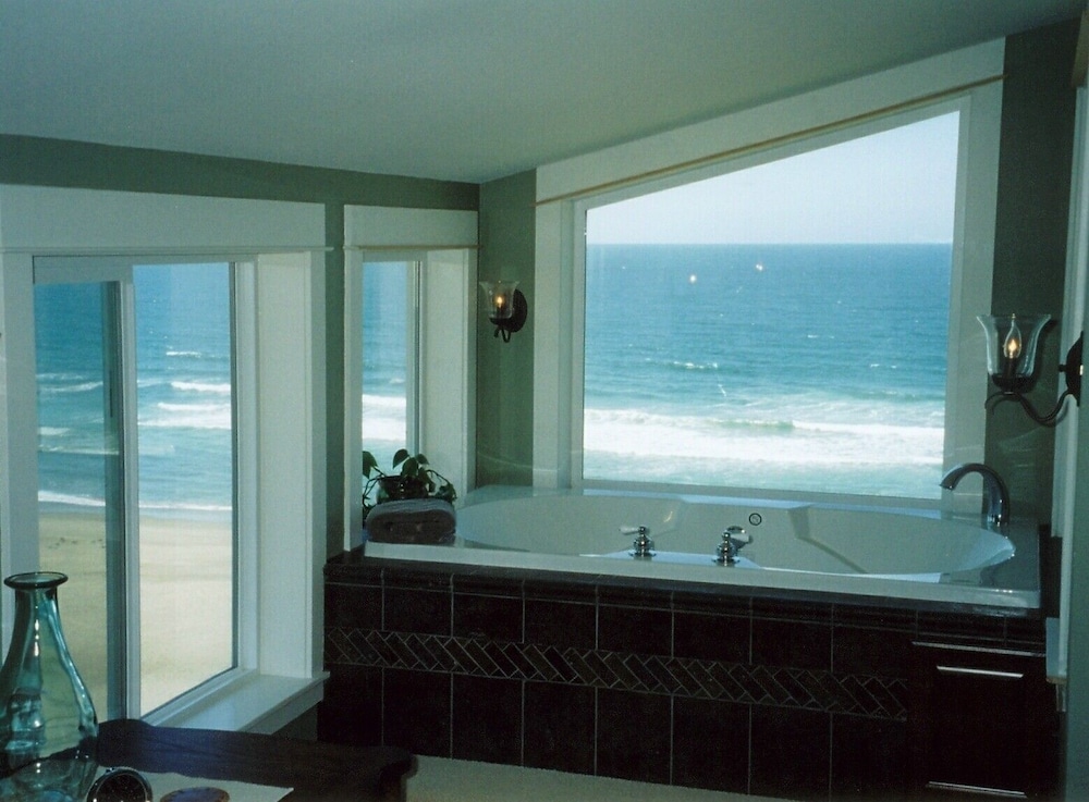 Luxury Suite, 2 Bedrooms, Hot Tub, Oceanfront (Access via Stairs) photo 2