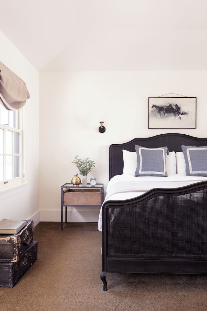 Premier Room, 1 King Bed, Corner photo 2