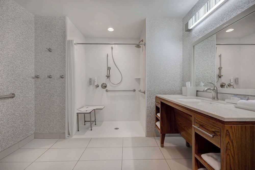 Studio, 1 Queen Bed, Accessible, Non Smoking (Roll-in Shower), photo 6