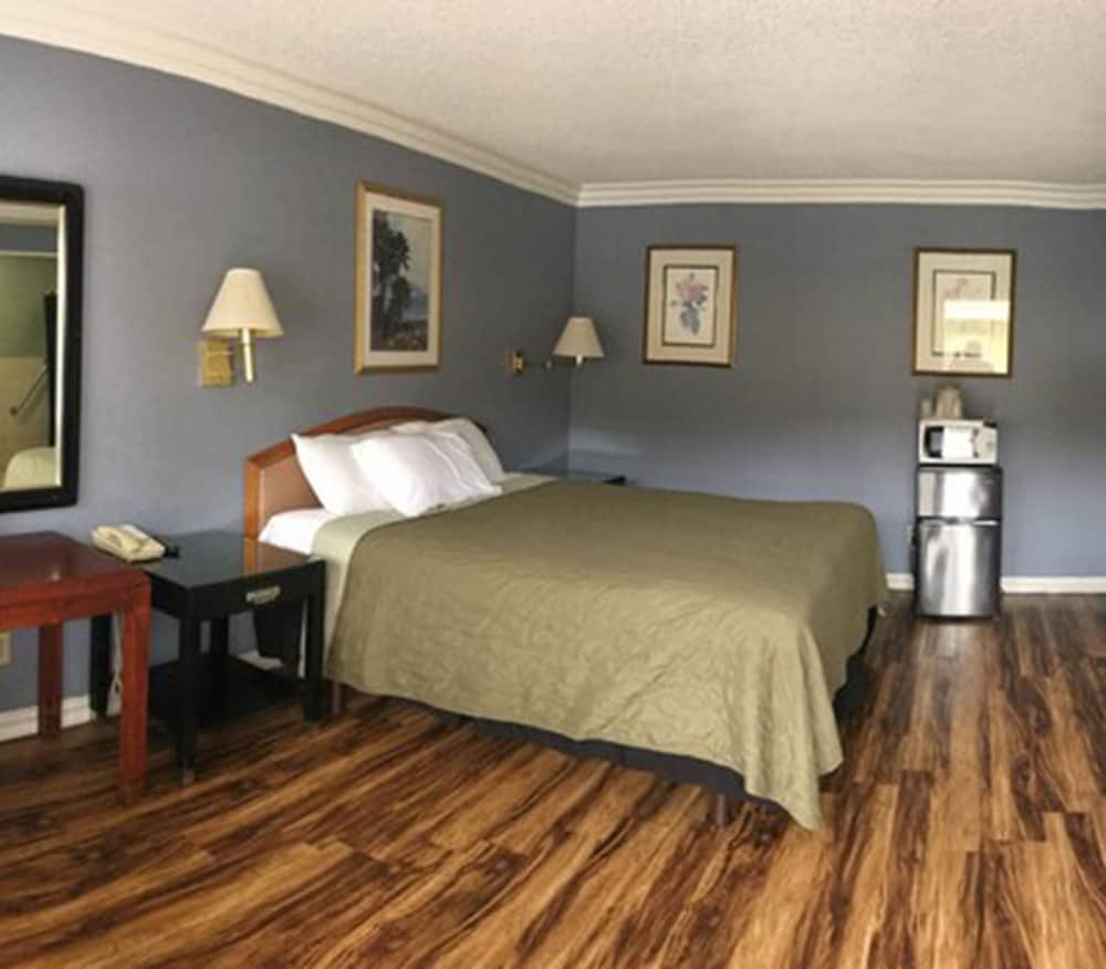 Comfort Room, 1 King Bed, Accessible photo 2