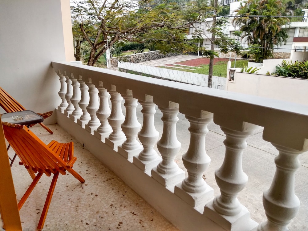 Family Suite, 2 Bedrooms, Refrigerator & Microwave, Garden View photo 2