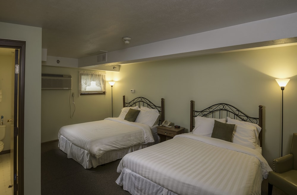 Lodge, 2 Queen Beds
