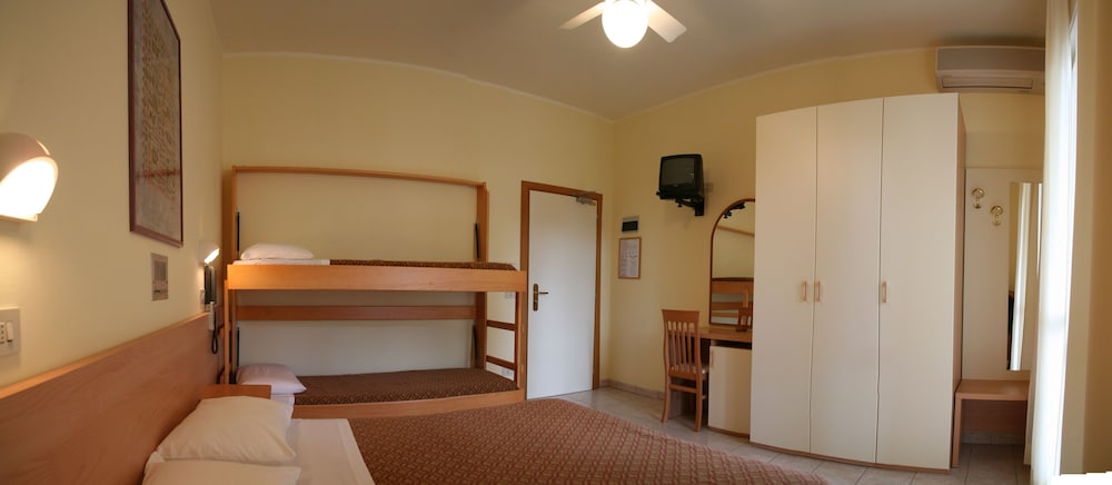 Standard Quadruple Room, Balcony photo 2