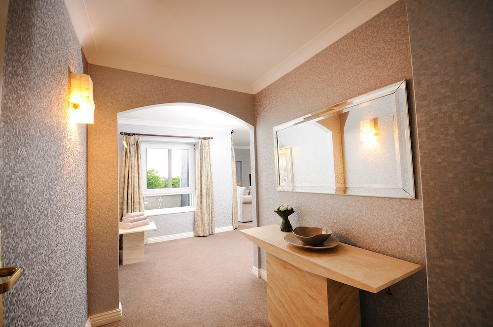 Executive Suite - Photo 10