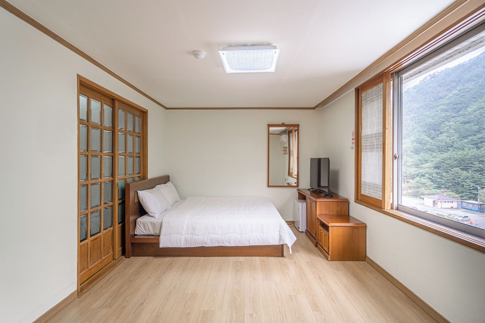 R03) Bed Room for 4 people (No Kitchenette) photo 2