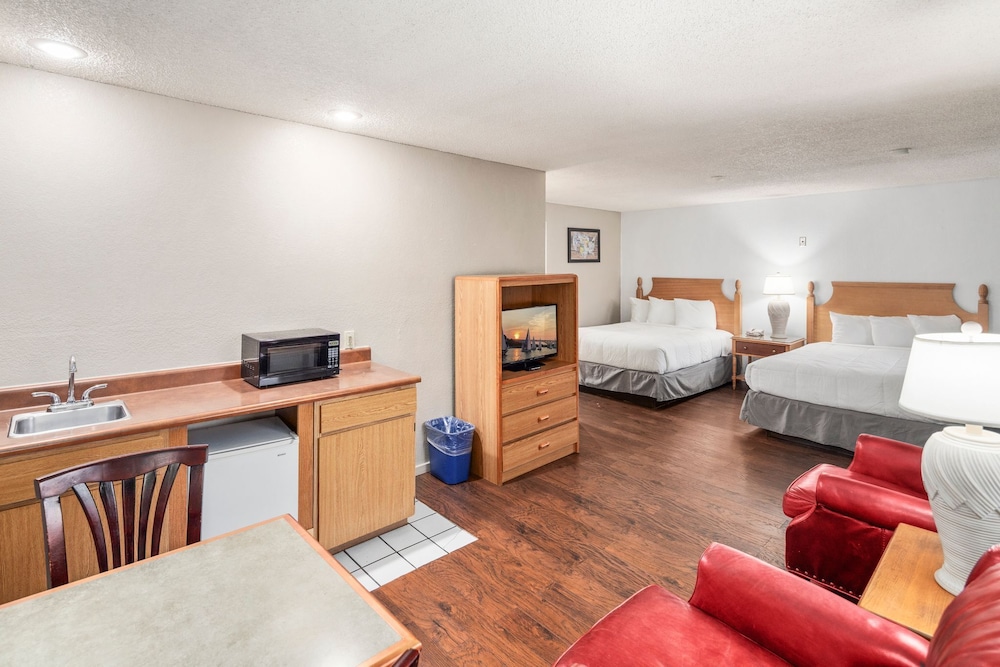 Suite, 2 Queen Beds - Photo 5
