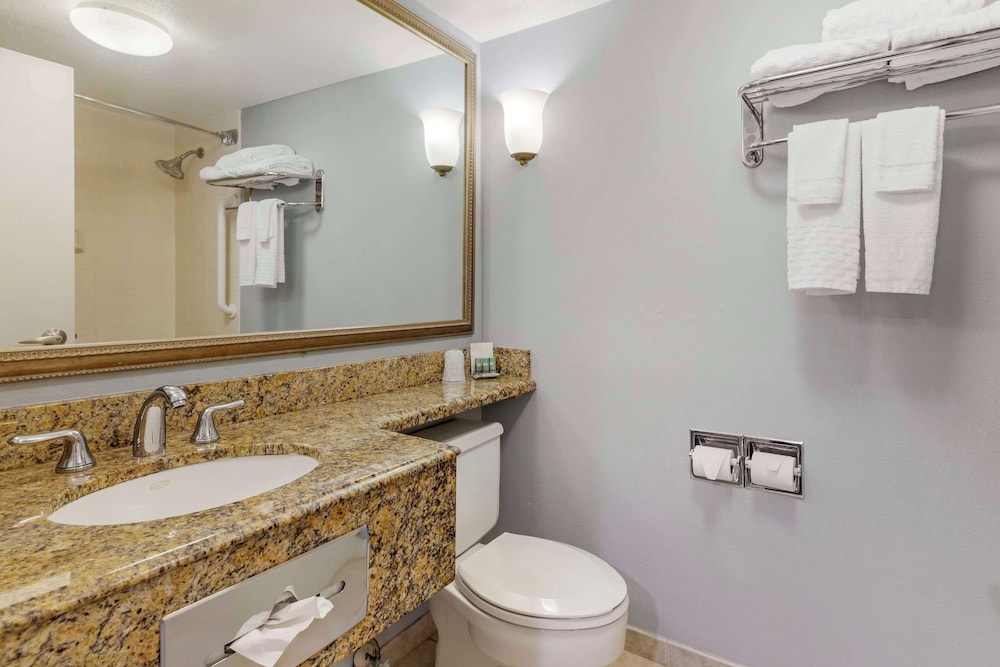 Standard Room, 1 Queen Bed, Accessible, Bathtub - Photo 2