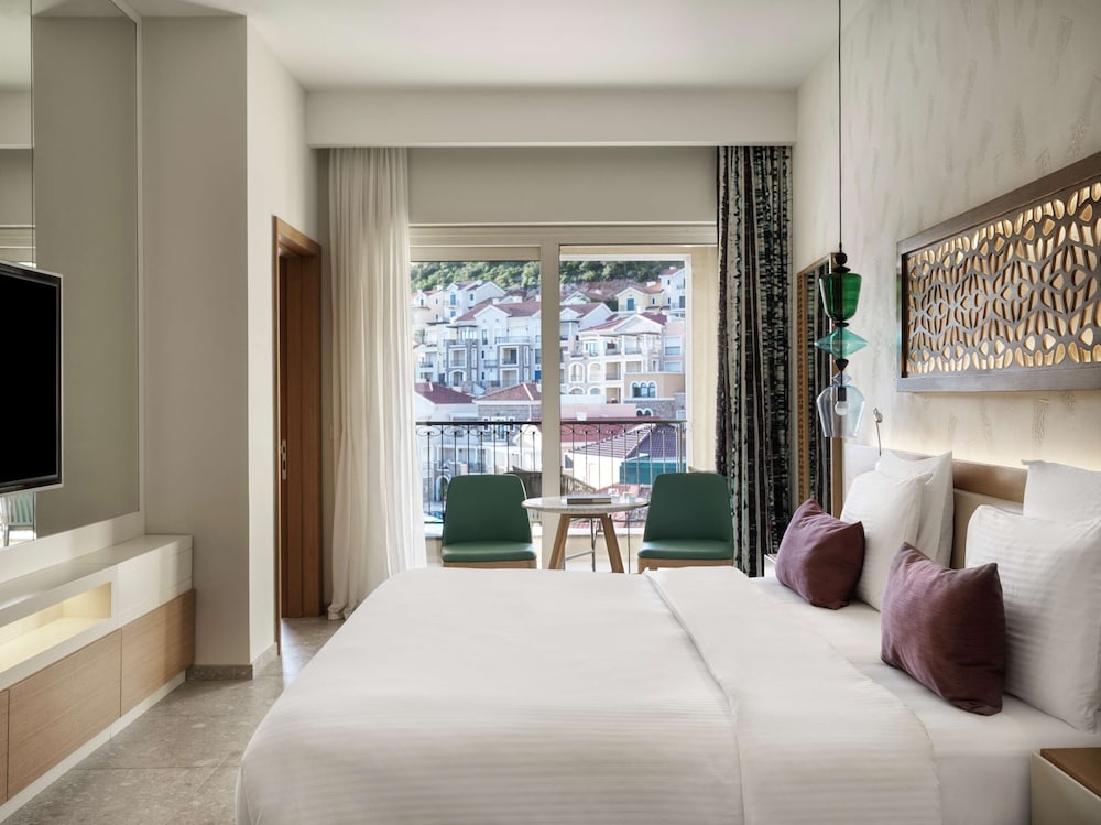 Grand Room, Poolside