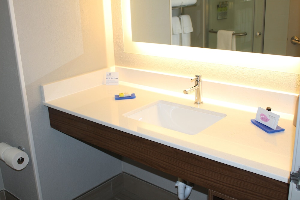 Standard Room, 2 Queen Beds - Photo 6