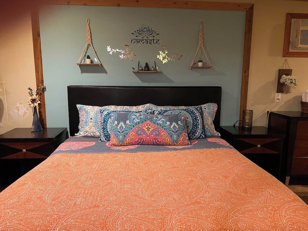 Deluxe Studio Suite, Multiple Beds, Kitchenette, Partial Lake View
