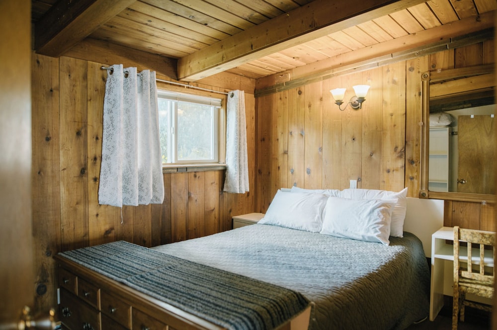 Classic Cabin 13 - 2 Queen Bedrooms, 1 Bathroom, Kitchen & Lakefront Views