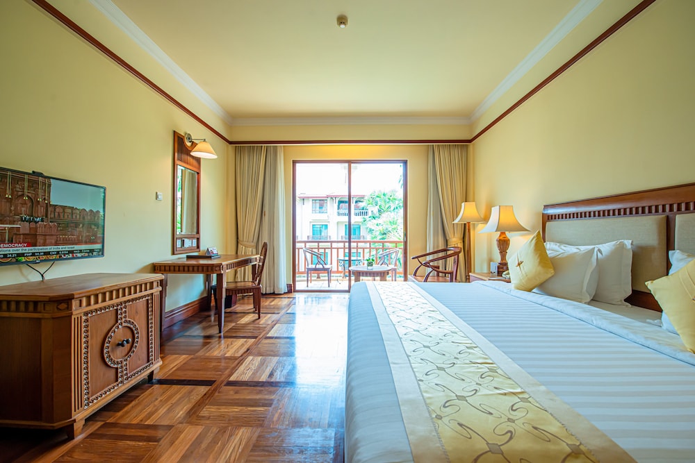Deluxe Double Room Pool View - Photo 6