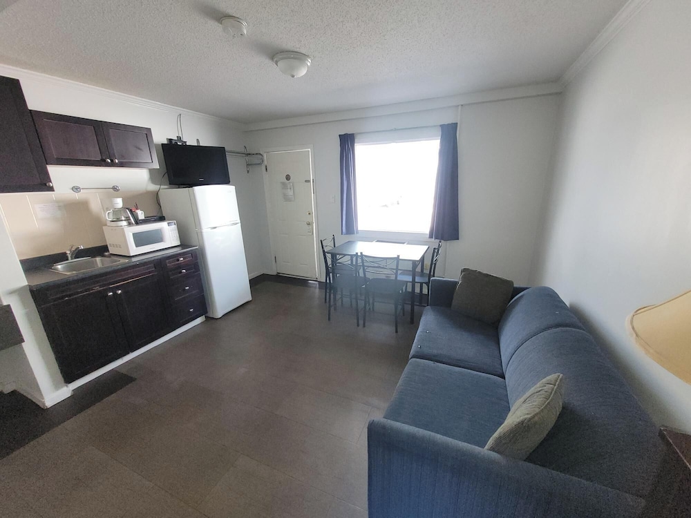 Bachelor Suite photo 1