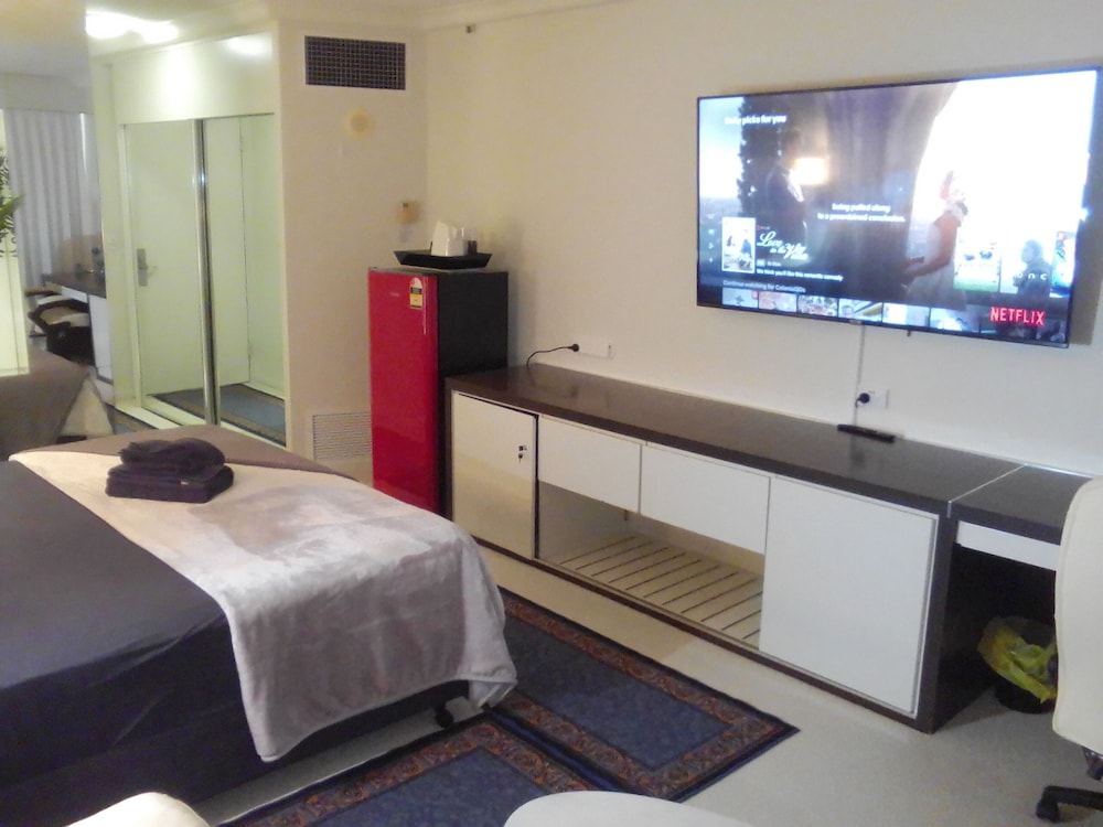 Executive Studio Suite, 1 King Bed, Balcony, Ocean View photo 3