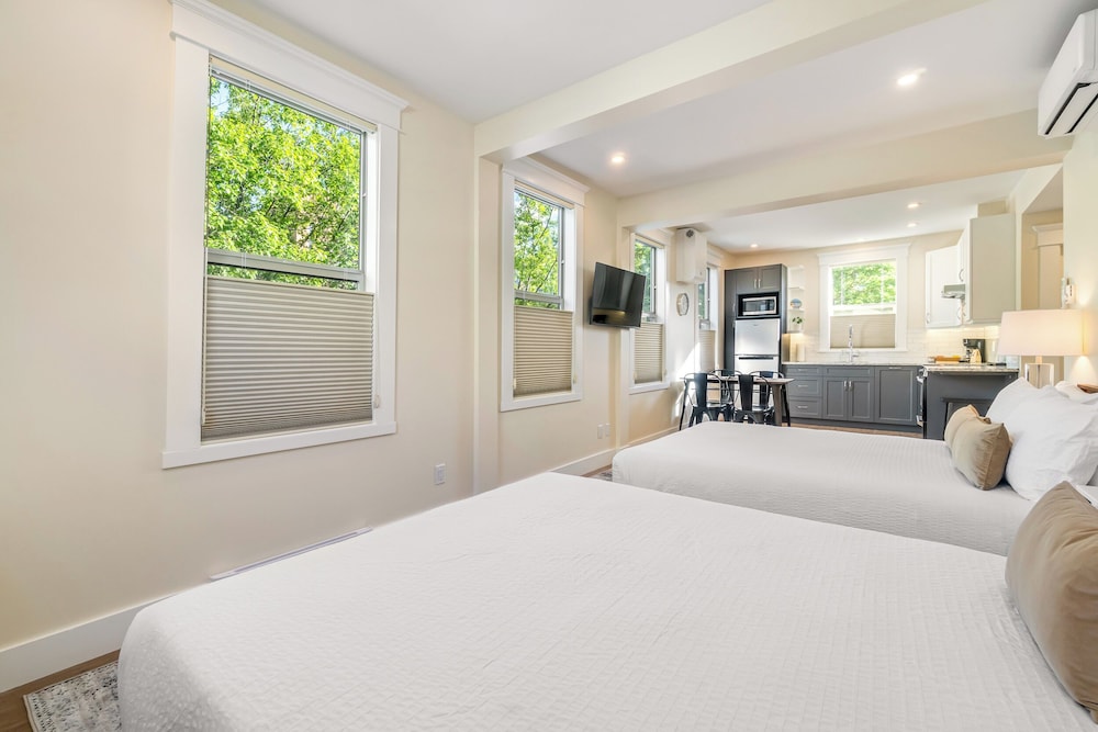 Deluxe Studio Suite, 2 Queen Beds, Kitchen, City View photo 3